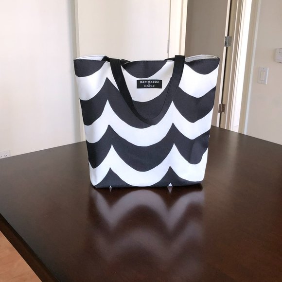Where it all started…with a limited edition Marimekko Clinique Tote Bag - Picture 2 of 3